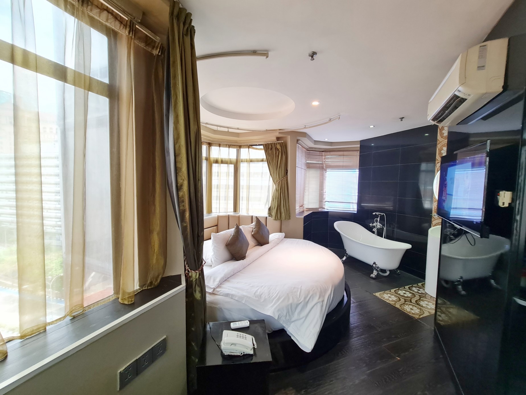 Honeymoon Suite