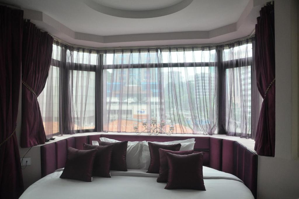 Honeymoon Suite