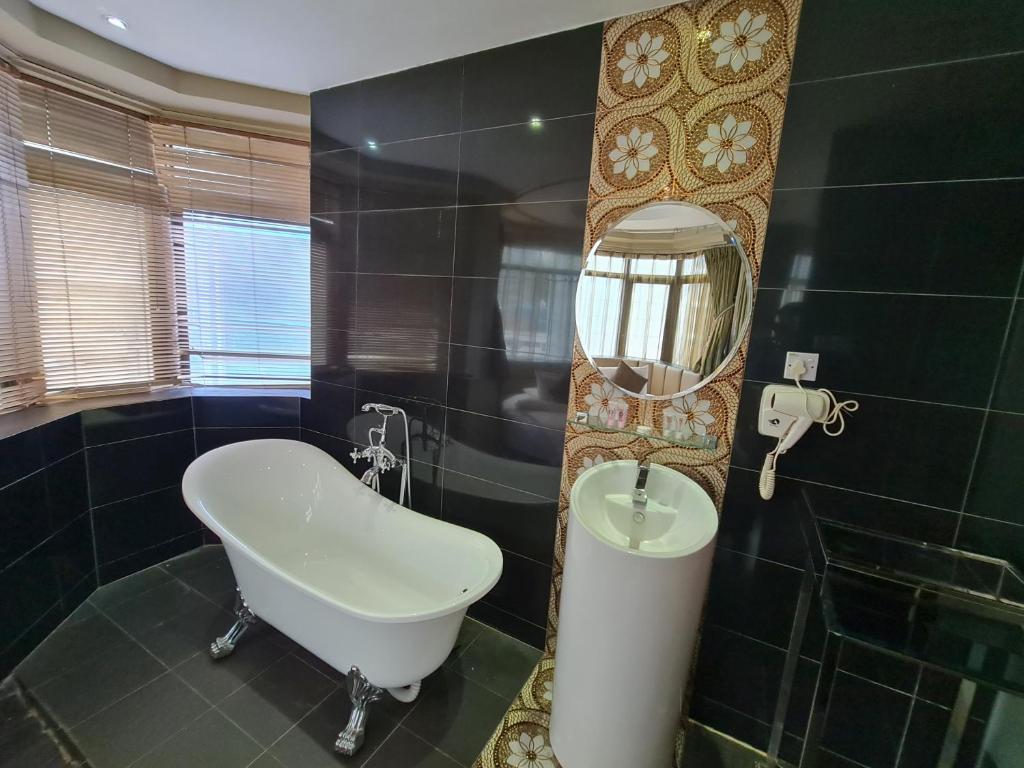 Honeymoon Suite