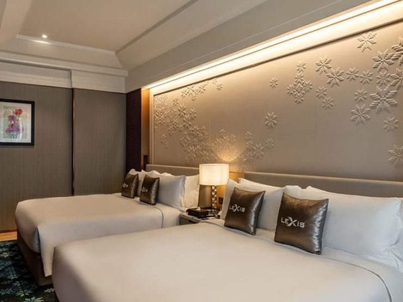 Premium Pool Suite