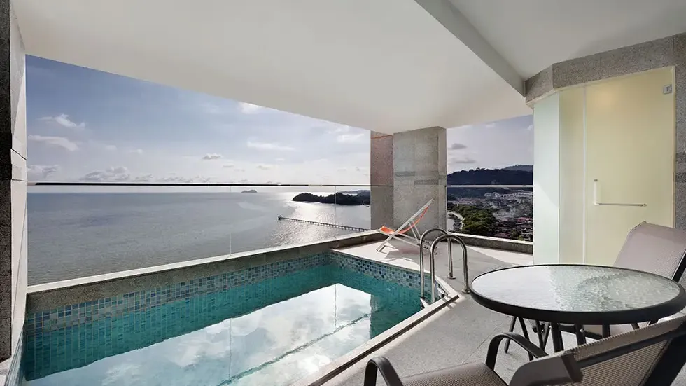 Premium Pool Suite
