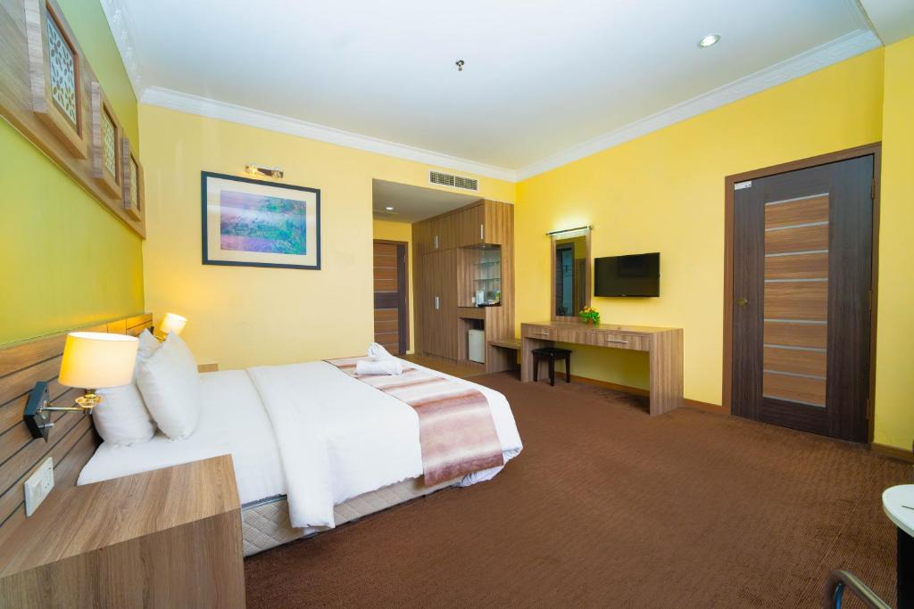 Superior Hillview (Room Only)