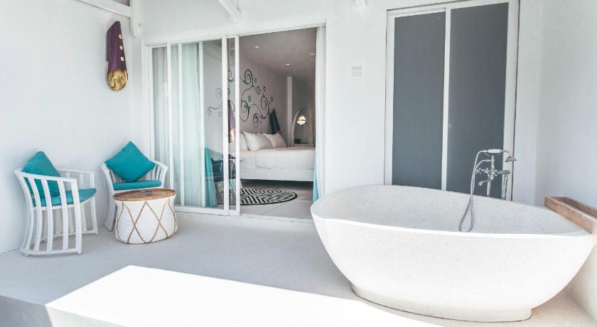 Dash Deluxe Pool Access (With Breakfast)