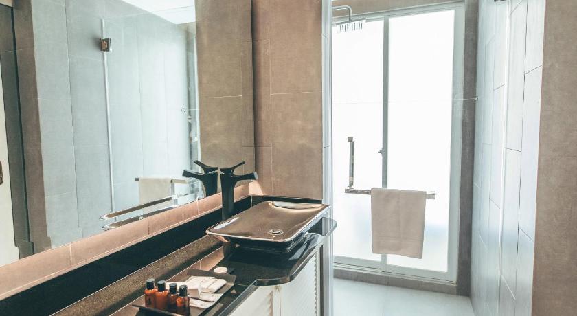 Dash Deluxe Pool Access (With Breakfast)