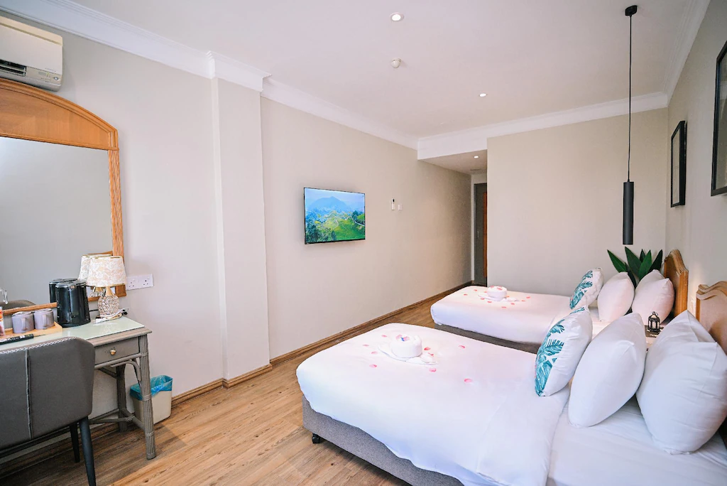 Deluxe Twin/Queen (With Breakfast)
