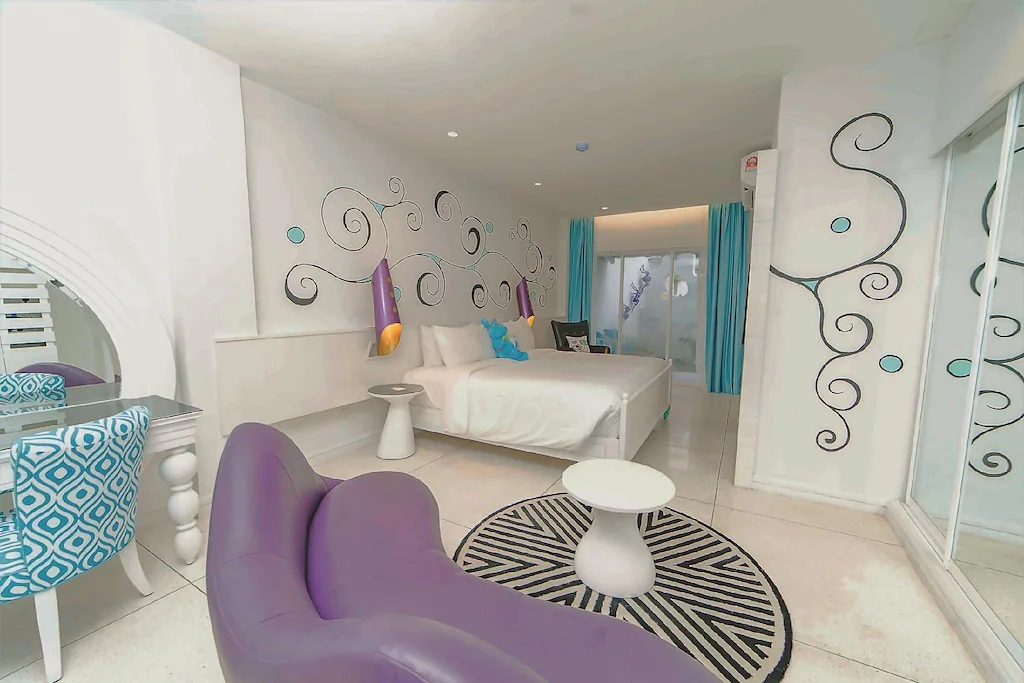Dash Deluxe Pool Access (With Breakfast)