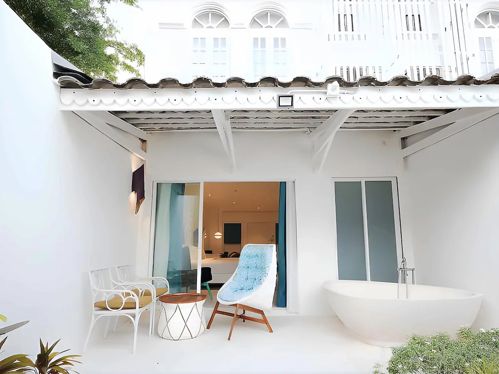 Dash Deluxe Pool Access (With Breakfast)