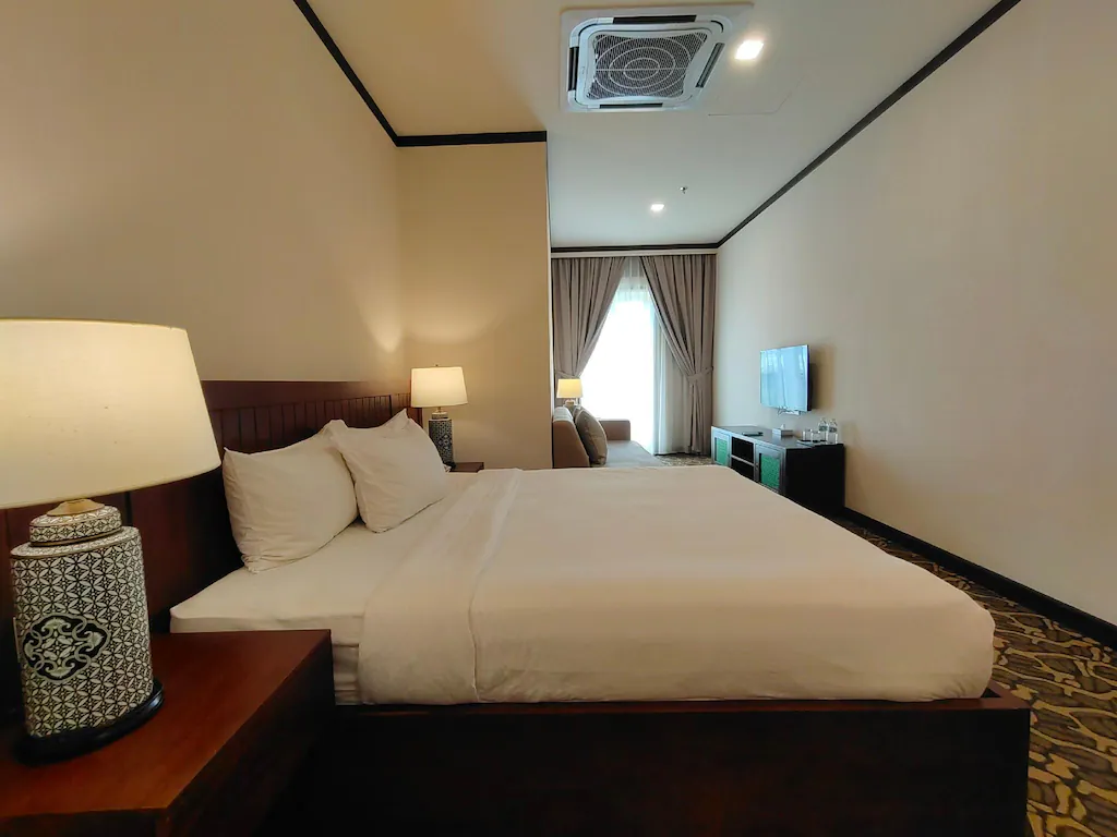 Deluxe Suite (With Breakfast)