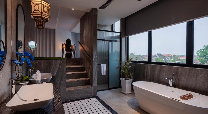 Pool Suite (Iris)