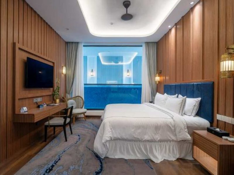 Pool Suite (Violet)