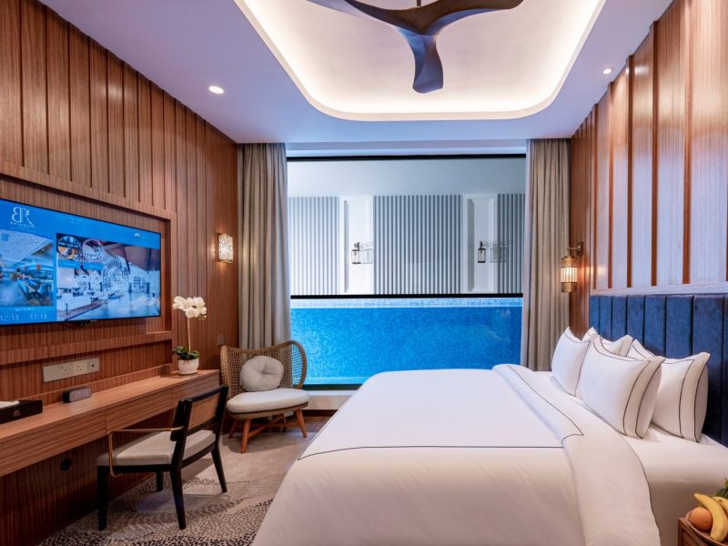 Pool Suite (Iris)